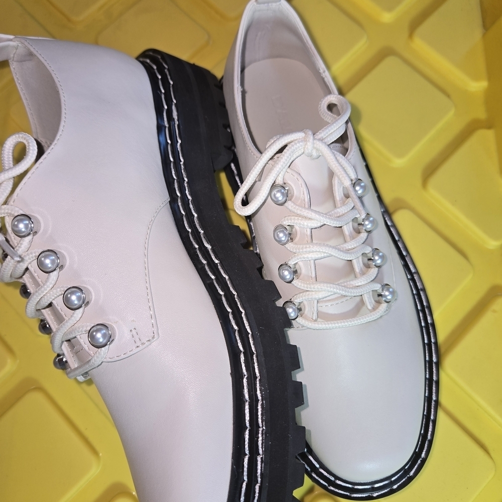 Elegant Cream Women's Loafers with Silver Accents - Picture 3 of 9